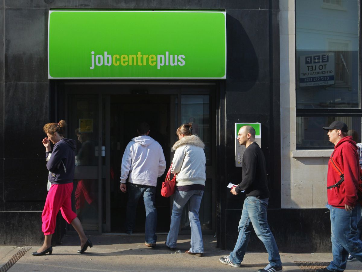 Σε επίπεδα ρεκόρ υποχώρησε η ανεργία στη Βρετανία